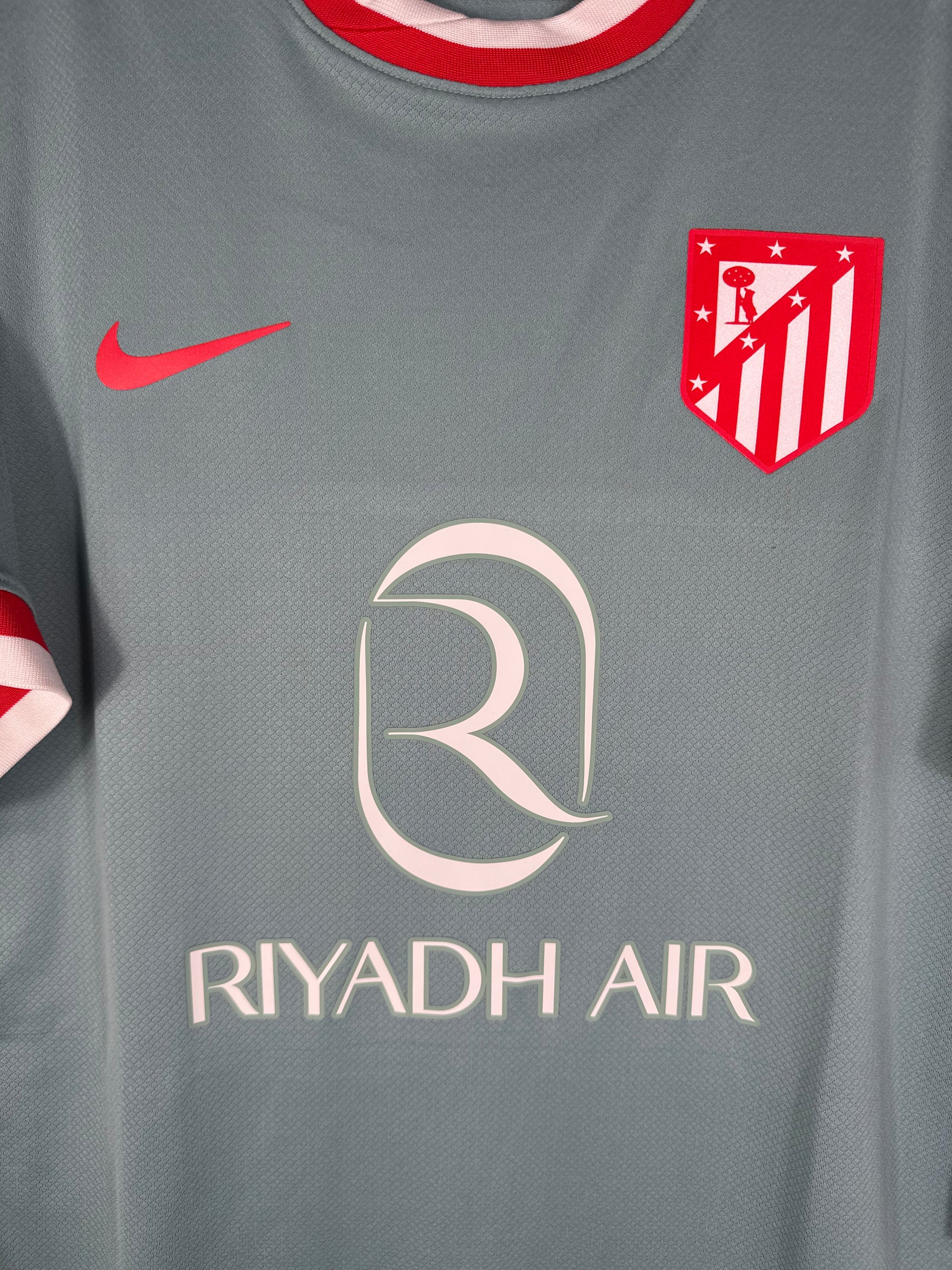 Gros plan sur l'écusson classique de l'Atletico de Madrid, symbole du retour aux sources du club.