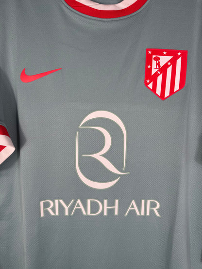 Gros plan sur l'écusson classique de l'Atletico de Madrid, symbole du retour aux sources du club.
