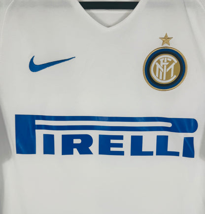 Gros plan sur l'écusson de l'Inter Milan et le swoosh Nike bleu sur le maillot extérieur.