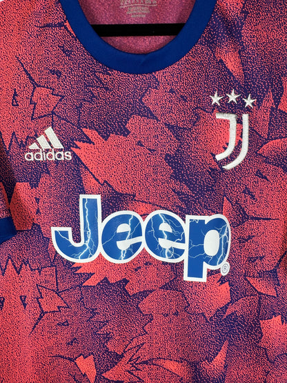 Gros plan sur le logo J, le logo Adidas blanc et le sponsor Jeep avec effet éclairs.