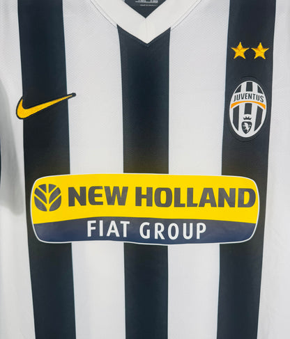 Gros plan sur l'écusson brodé Juventus et le sponsor New Holland Fiat Group.