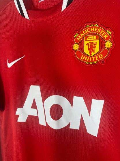 Gros plan sur l'écusson brodé de Manchester United et le sponsor AON sur maillot 2012.