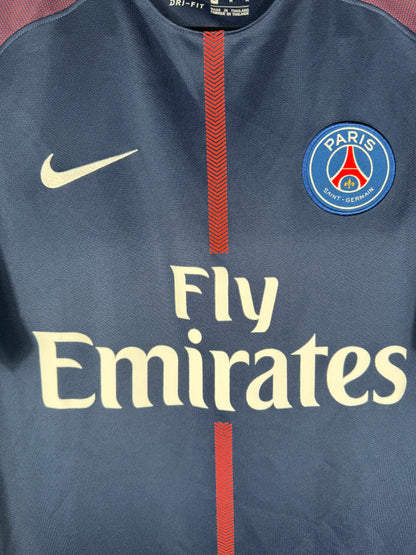 Gros plan sur le logo Nike jaune, l'écusson du PSG et le sponsor Fly Emirates sur le maillot 2018.