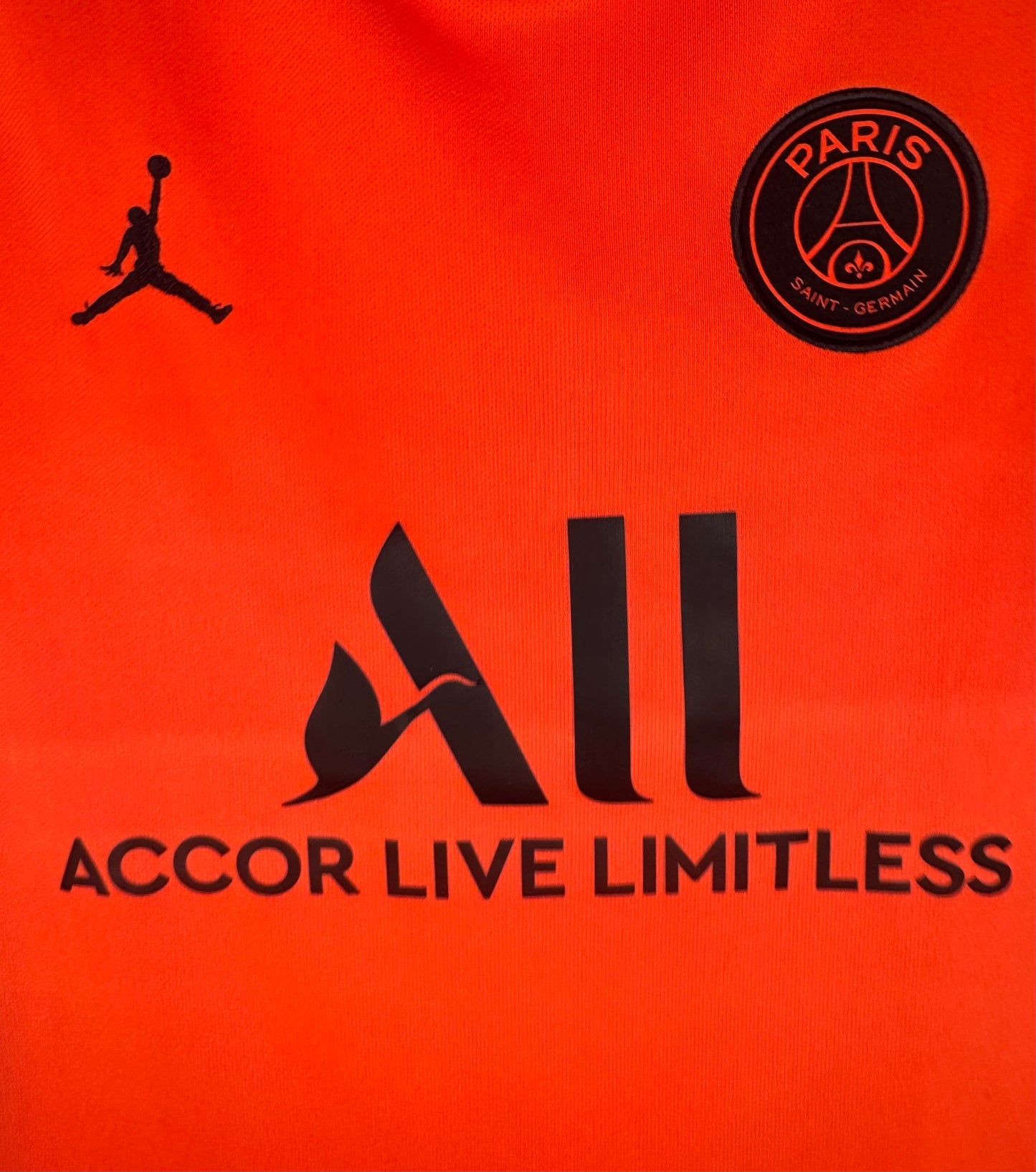 Gros plan sur l'écusson du Paris Saint-Germain et logo Jordan noir sur maillot extérieur 2020.