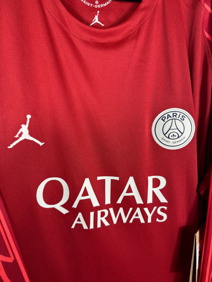 Gros plan sur l'écusson du PSG et le logo Jordan Jumpman sur le design graphique Fourth.