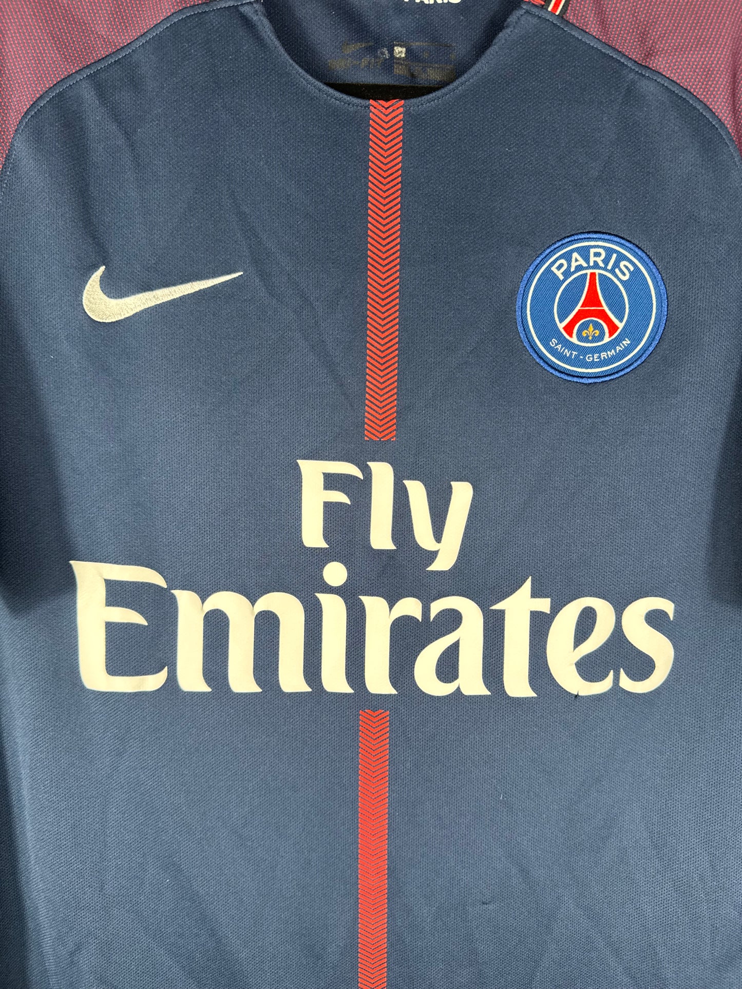 Gros plan sur l'écusson du PSG et le logo Nike sur le maillot domicile 2017-2018.