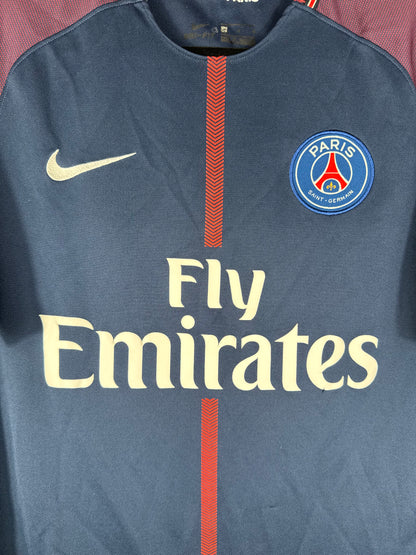 Gros plan sur l'écusson du PSG et le logo Nike sur le maillot domicile 2017-2018.