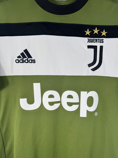Gros plan sur le nouveau logo J de la Juventus, les 3 étoiles d'or et le sponsor Jeep sur le maillot vert.