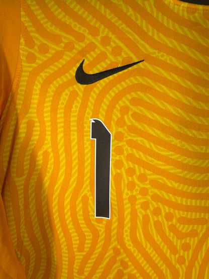 Gros plan sur le petit numéro 1 noir et le logo Nike sur le torse du maillot de gardien anglais.