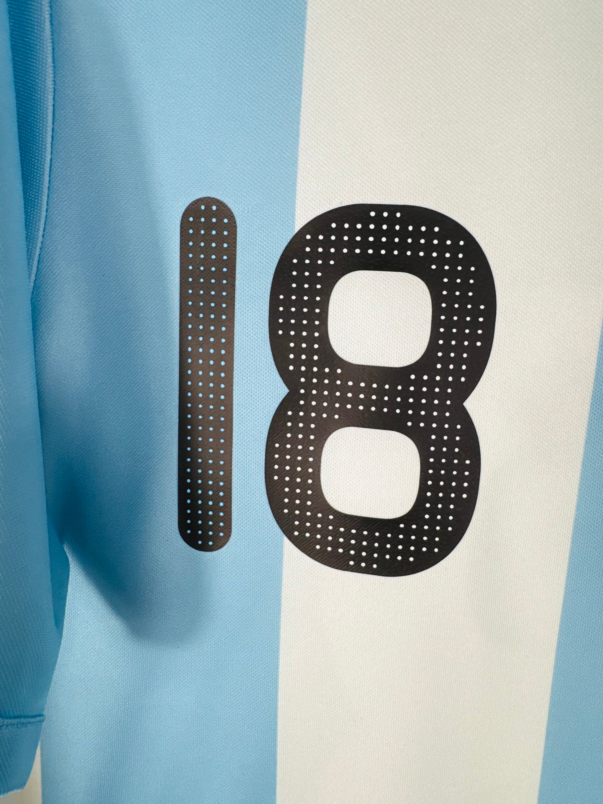 Gros plan sur le numéro 18 noir perforé, typographie officielle Argentine 2008.