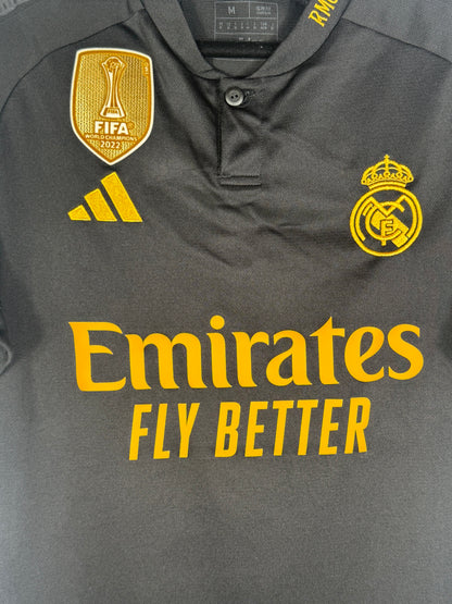 Gros plan sur le badge FIFA World Champions 2022 et le logo Adidas jaune.
