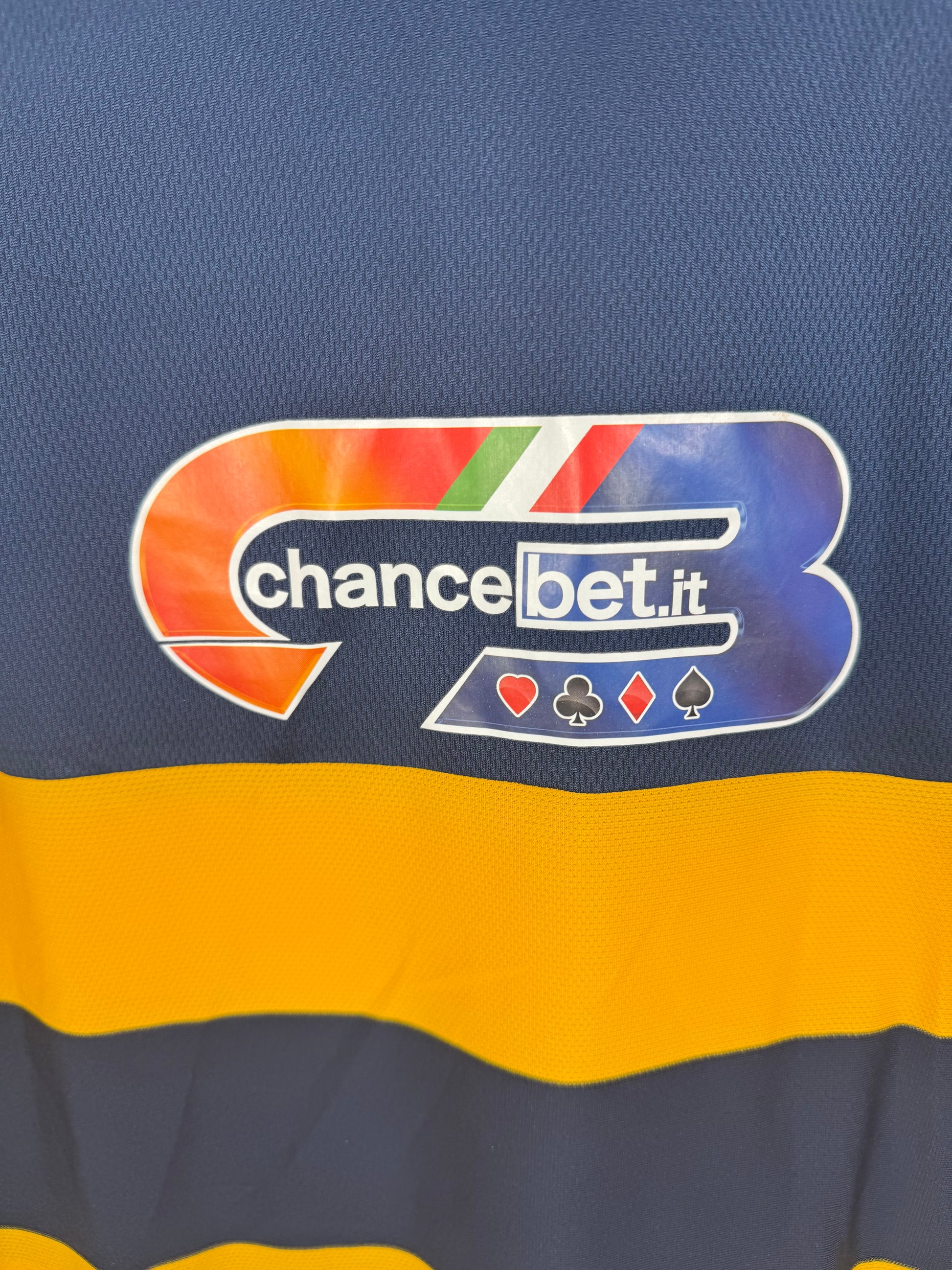 Zoom sur le sponsor secondaire Chancebet.it présent au bas du dos.
