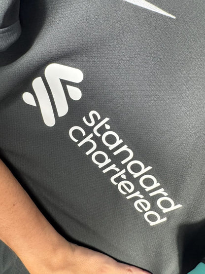 Détail sponsor Standard Chartered maillot Liverpool 2024-2025