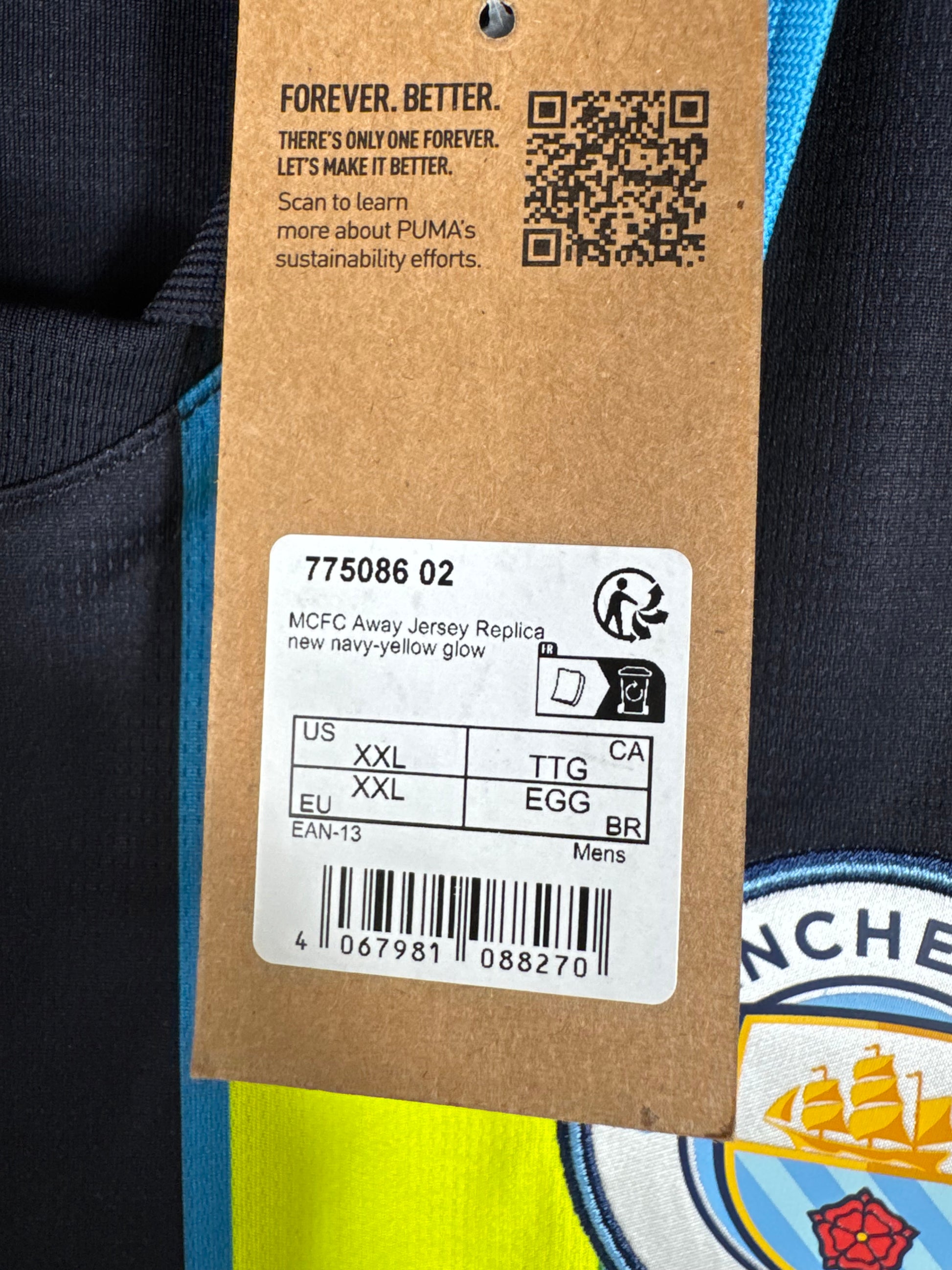 Détail de l'étiquette cartonnée officielle Puma indiquant la taille XXL pour le maillot de Manchester City.
