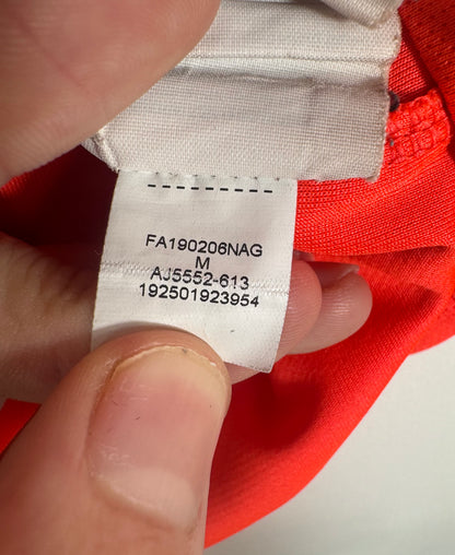 Étiquette de lavage Nike avec code d'authenticité AJ5552-613 prouvant l'originalité du maillot PSG Jordan.