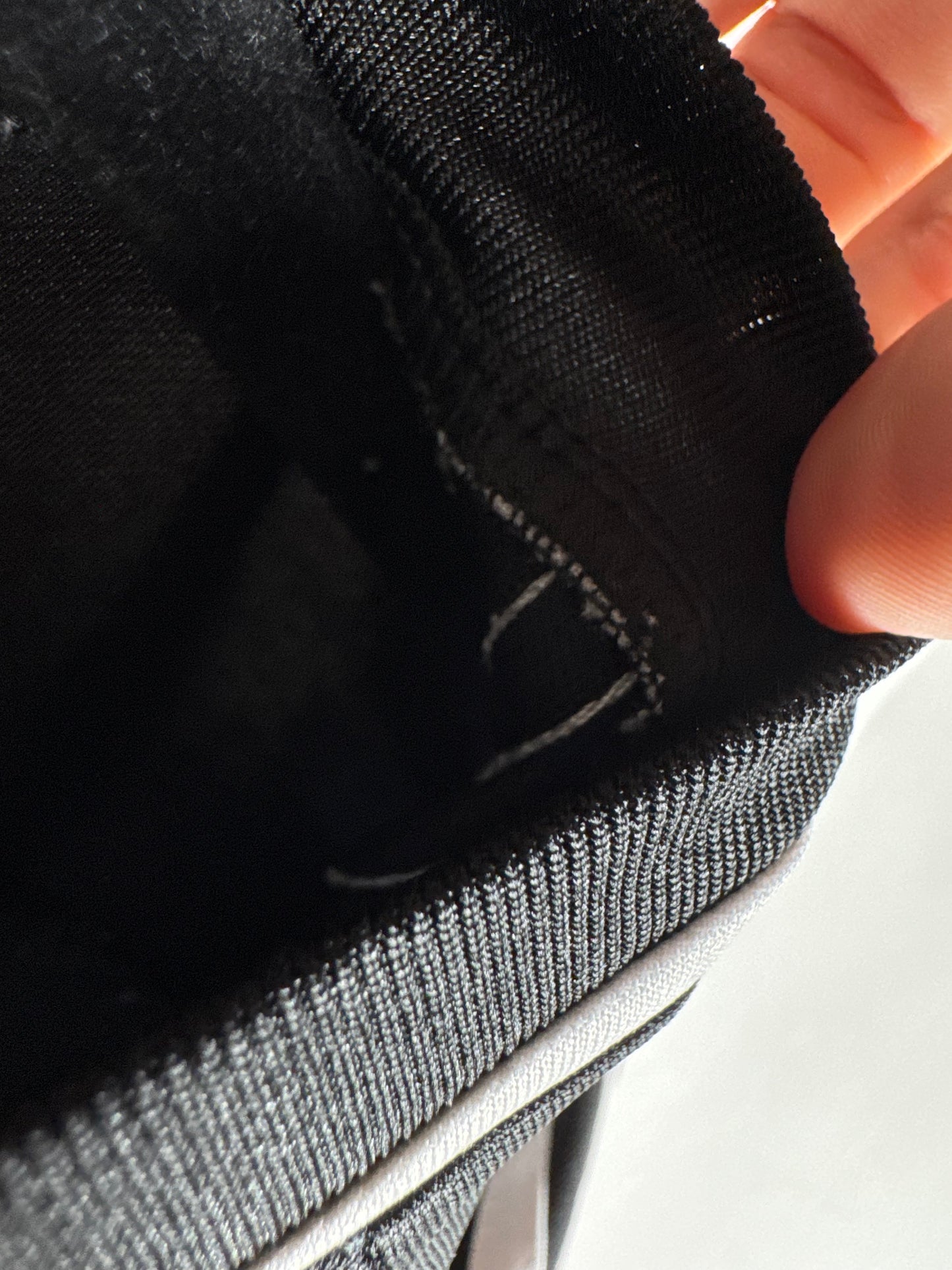 Détail de l'étiquette interne coupée sur le col du maillot de João Neves.