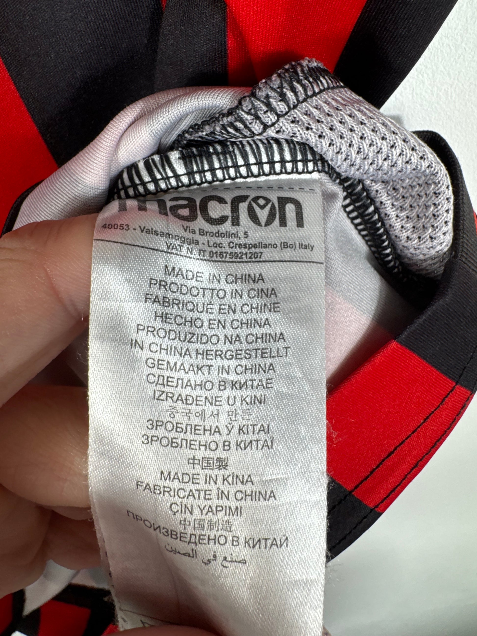 Étiquette interne de col Macron certifiant l'authenticité du maillot de Nice, taille S