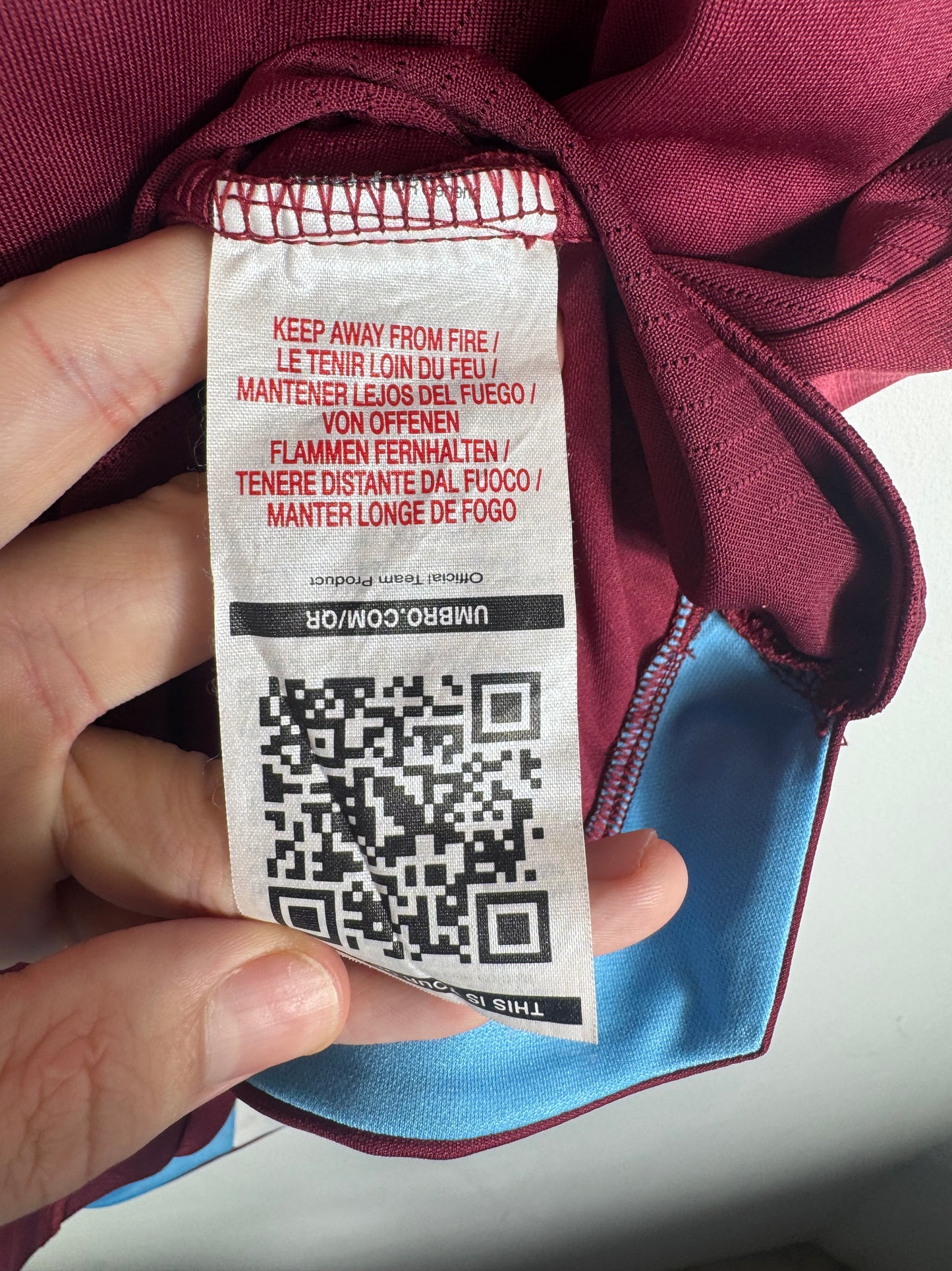Étiquette interne de sécurité Umbro certifiant l'authenticité du maillot.