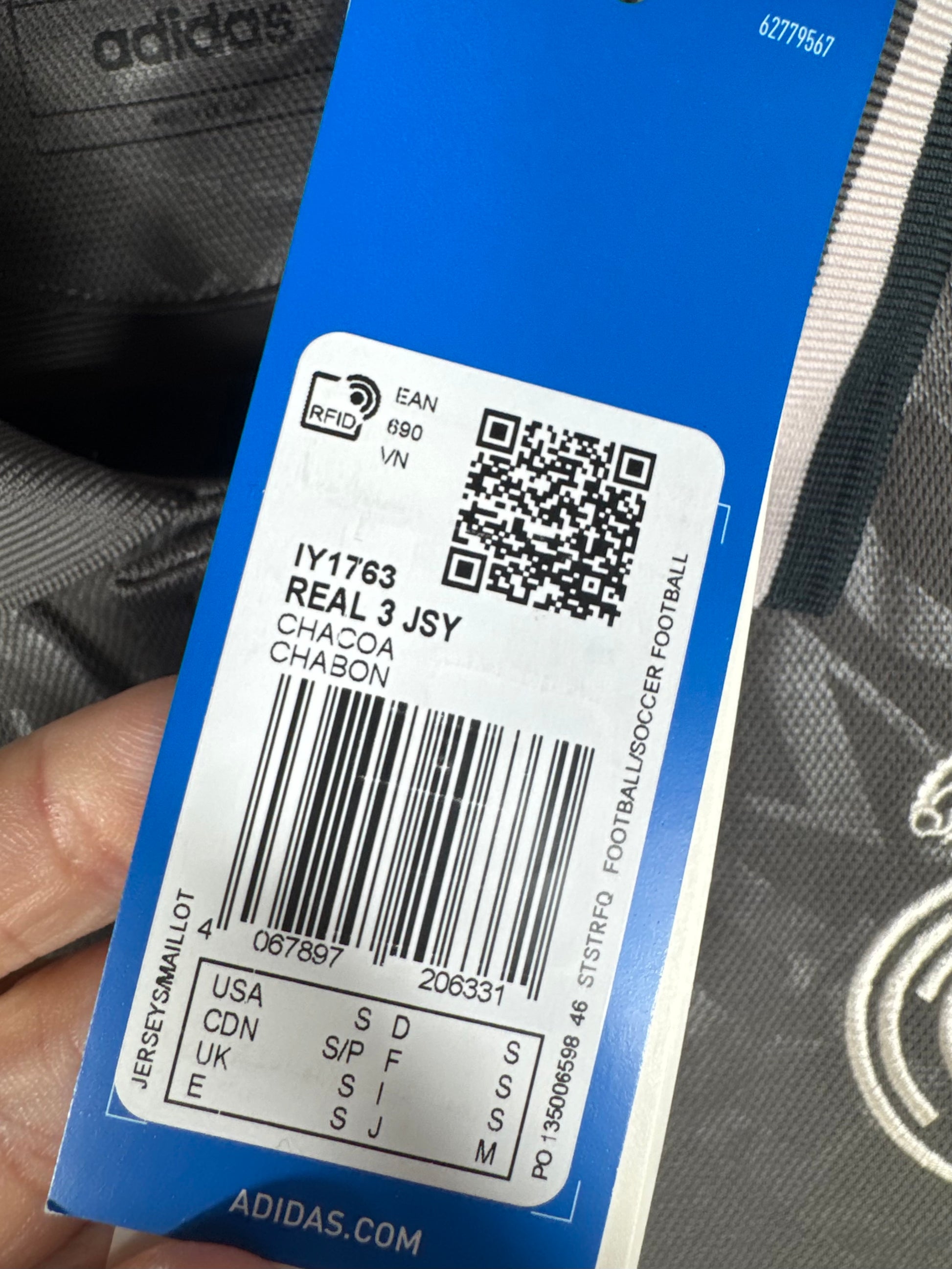 Étiquette cartonnée Adidas attachée au col, certifiant l'état neuf du maillot.