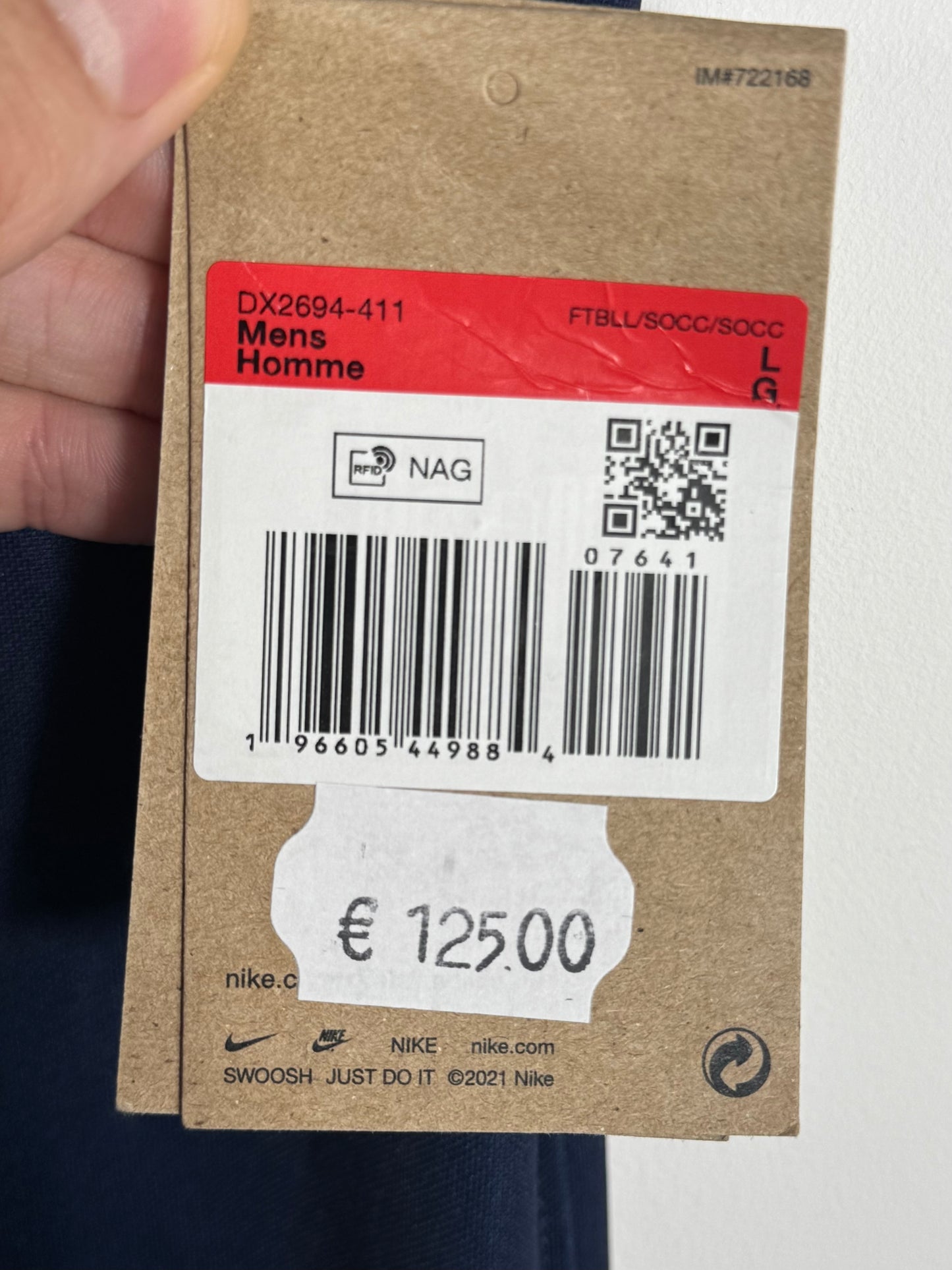 Étiquette cartonnée officielle Nike attachée prouvant l'état neuf du maillot PSG.