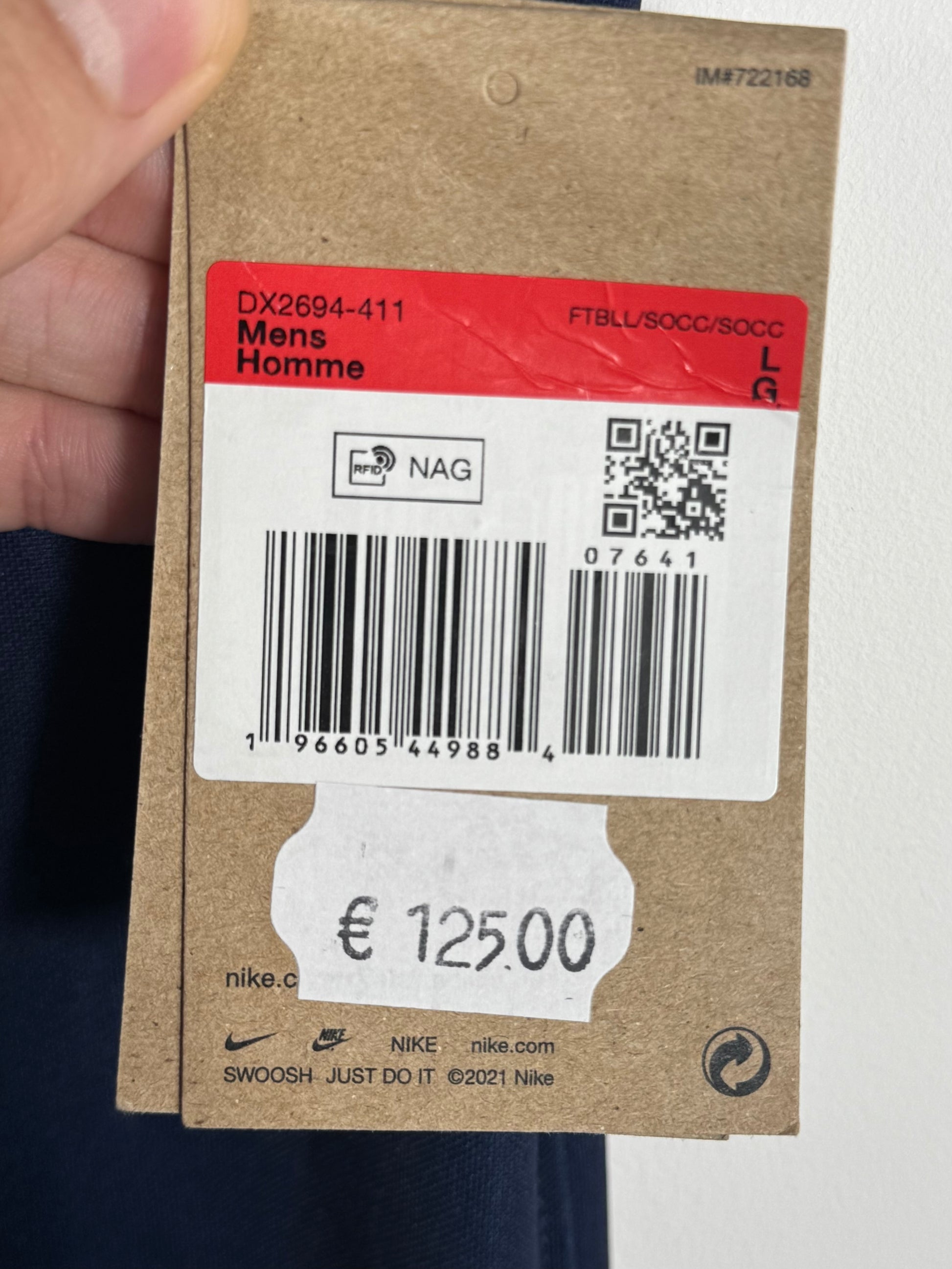 Étiquette cartonnée officielle Nike attachée prouvant l'état neuf du maillot PSG.