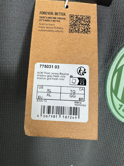 Étiquette cartonnée Puma attachée au col certifiant l'état neuf du maillot.