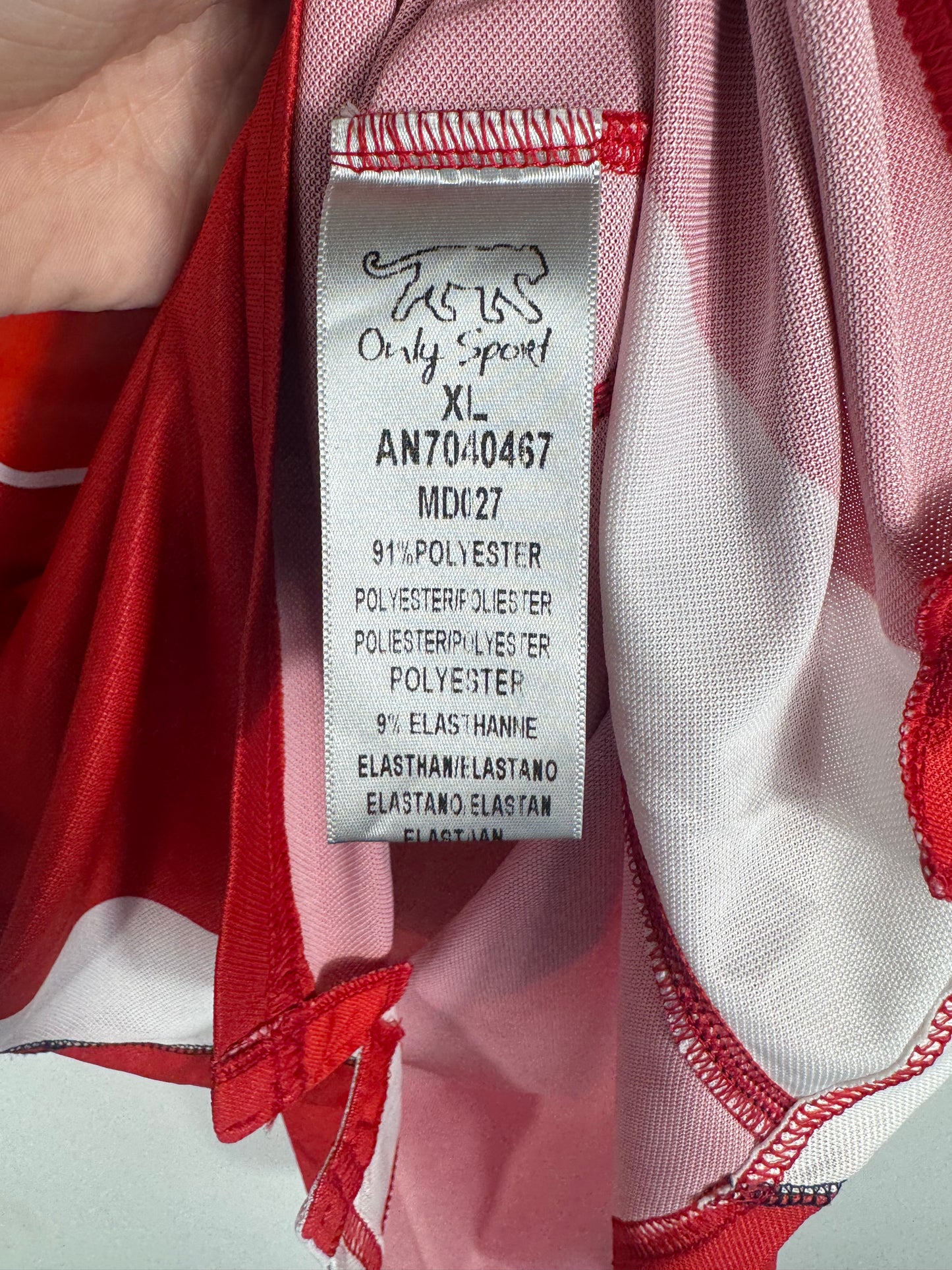 Étiquette interne Airness taille XL certifiant l'origine du maillot.