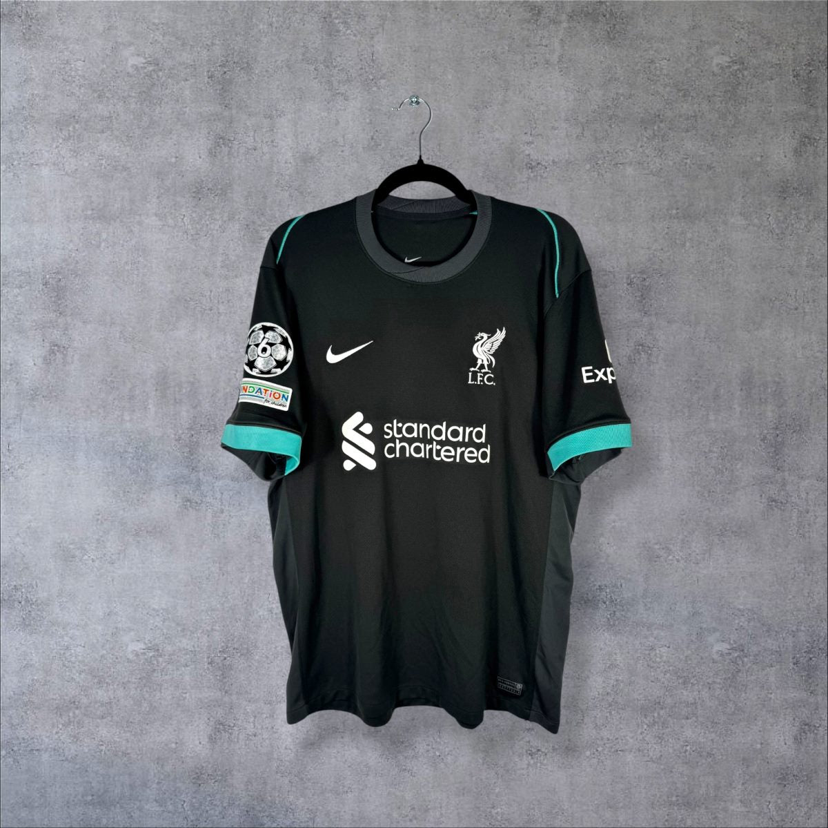 Maillot Liverpool 2024-2025 face sponsors Standard Chartered et Expedia