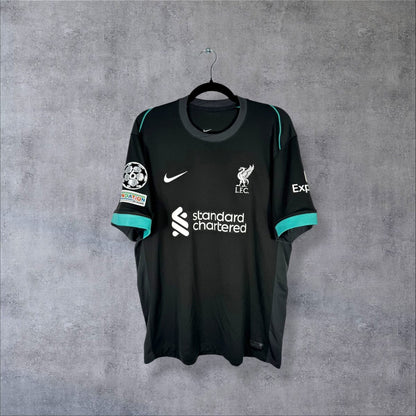 Maillot Liverpool 2024-2025 face sponsors Standard Chartered et Expedia