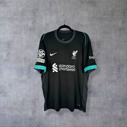 Maillot Liverpool 2024-2025 face sponsors Standard Chartered et Expedia