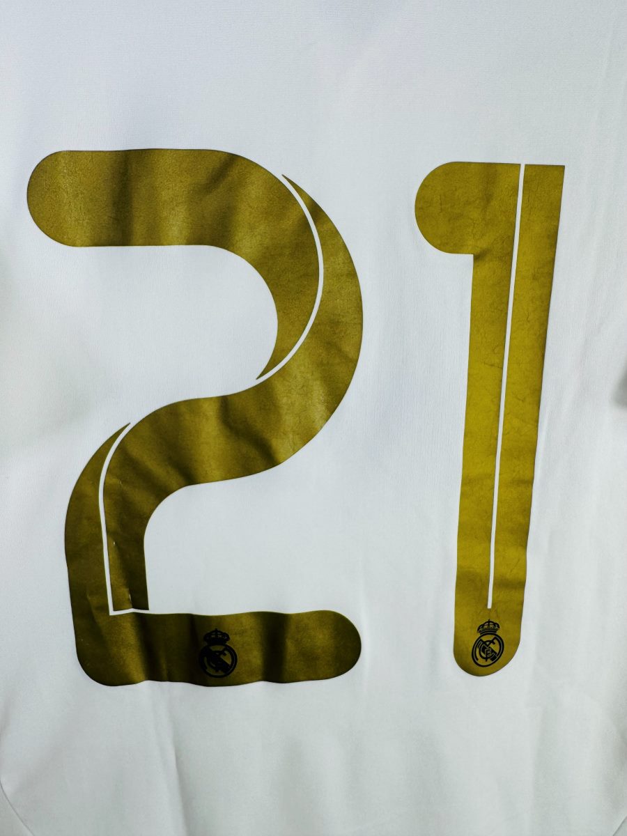 Macro du numéro 21 doré avec les mini-écussons du Real Madrid