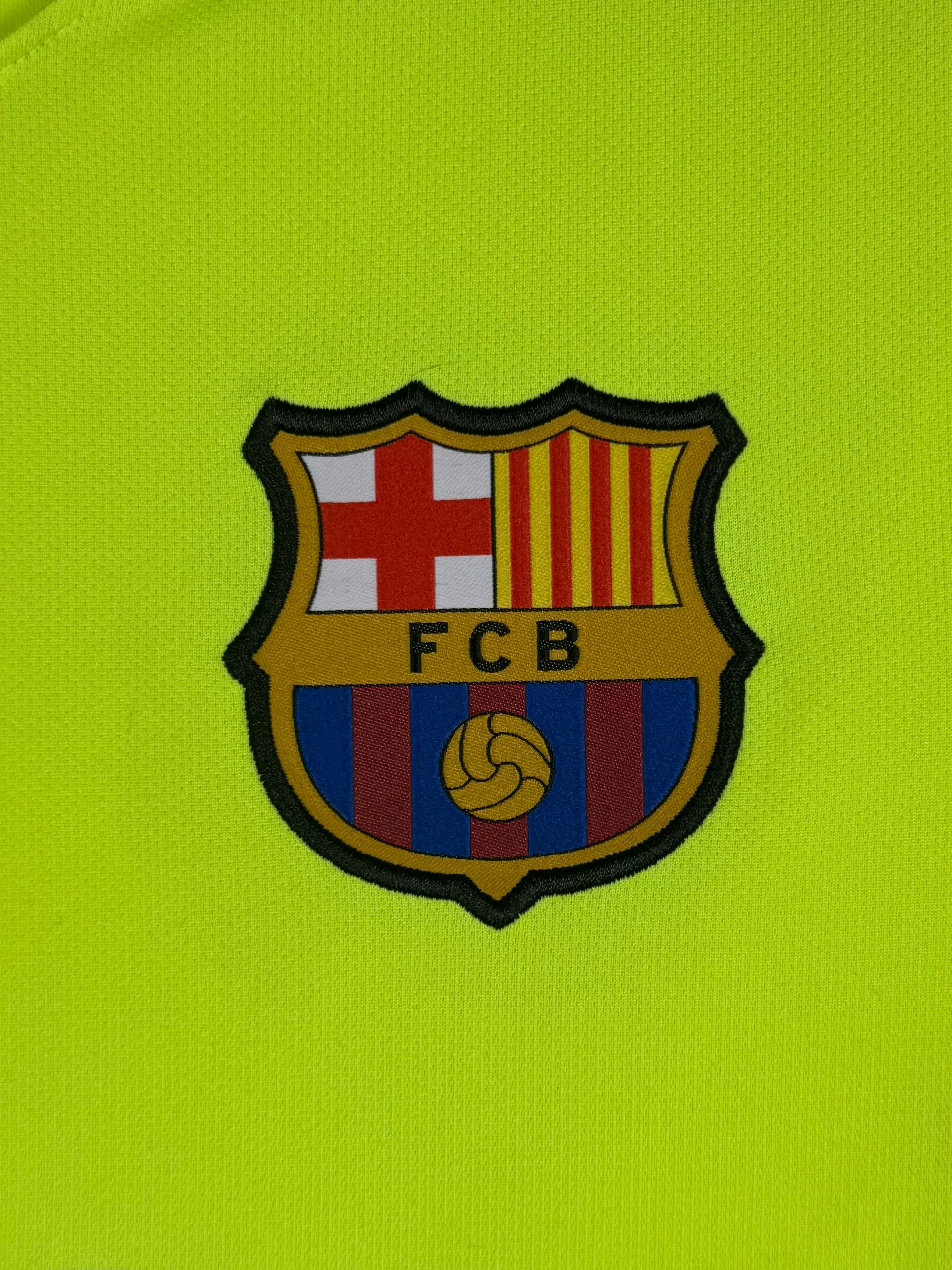 Détail écusson FC Barcelone brodé sur maillot extérieur couleur volt.