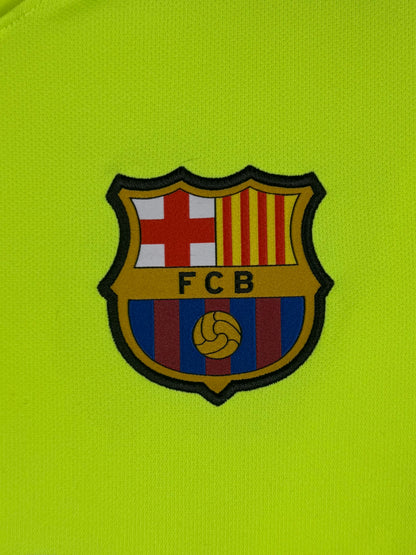 Détail écusson FC Barcelone brodé sur maillot extérieur couleur volt.