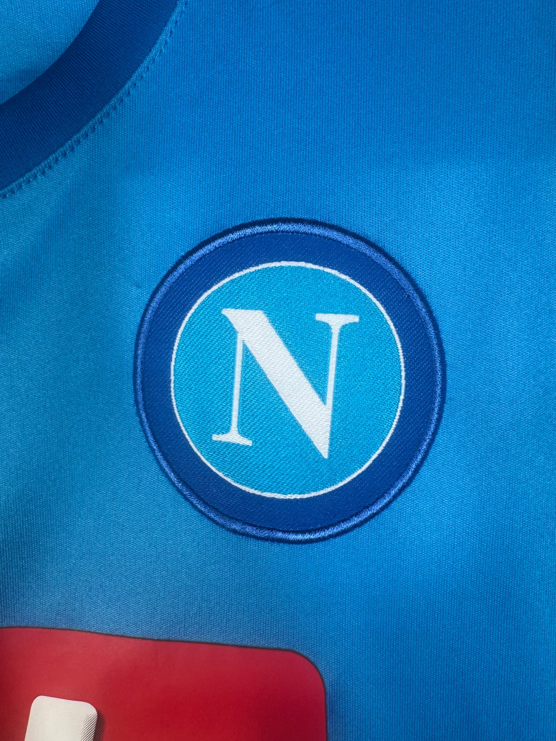 Détail écusson SSC Napoli brodé sur maillot domicile texture Kombat.