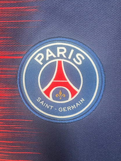 Détail écusson Paris Saint-Germain et texture bande rouge zig-zag maillot 2019.