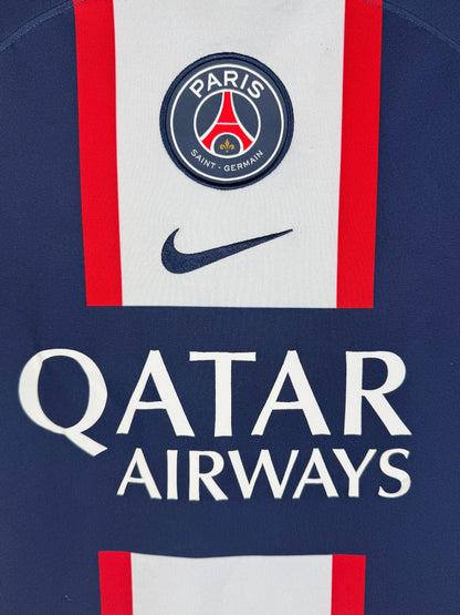 Détail écusson Paris Saint-Germain et sponsor Qatar Airways sur maillot domicile.