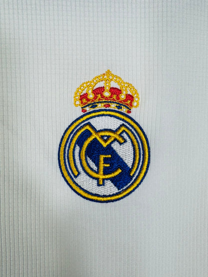 Détail broderie écusson Real Madrid sur maillot domicile 2019.