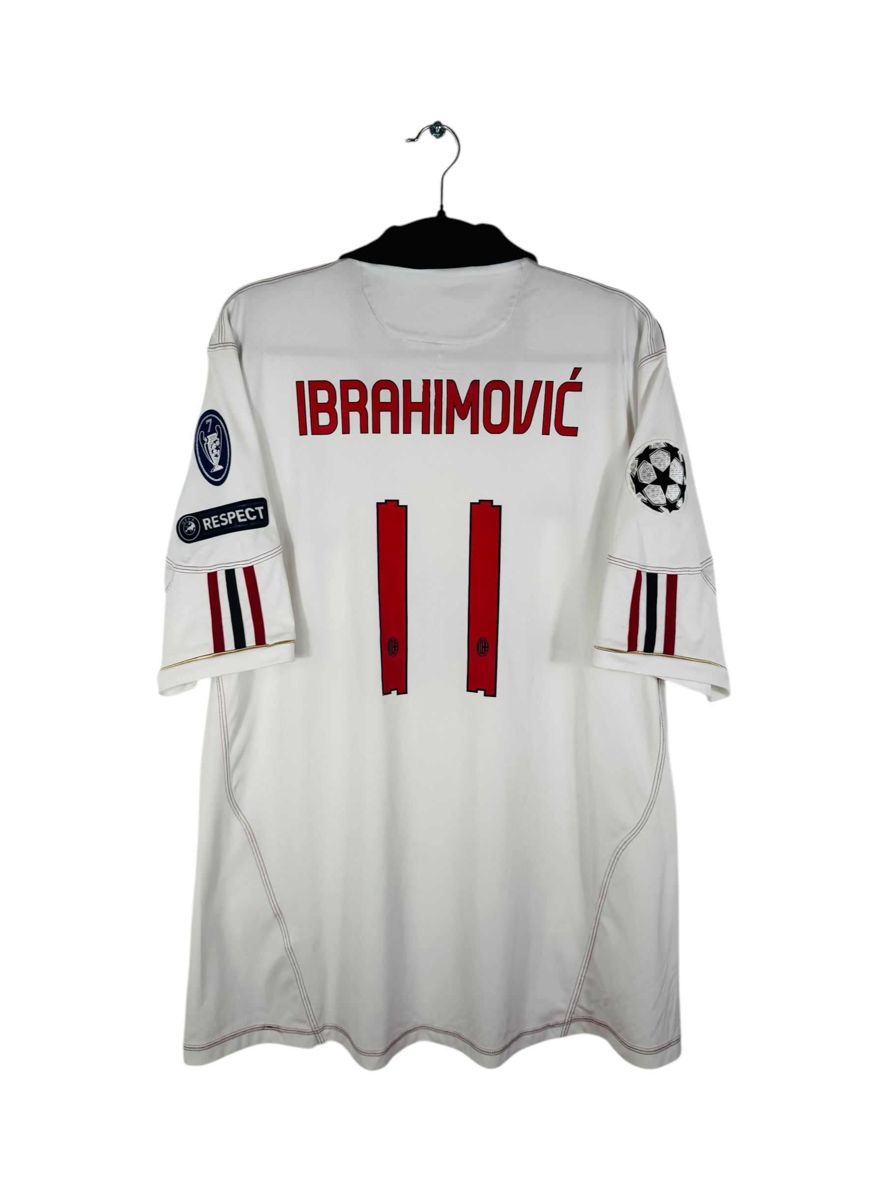 Maillot AC Milan 2010-2011 Extérieur Adidas - Vue arrière flocage Ibrahimović N°11, taille XL, couleur blanc.