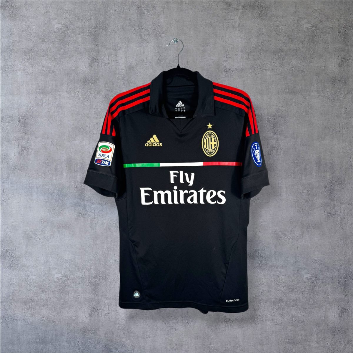 Maillot AC Milan third 2011-2012 adidas noir de face, bande tricolore et sponsor Fly Emirates
