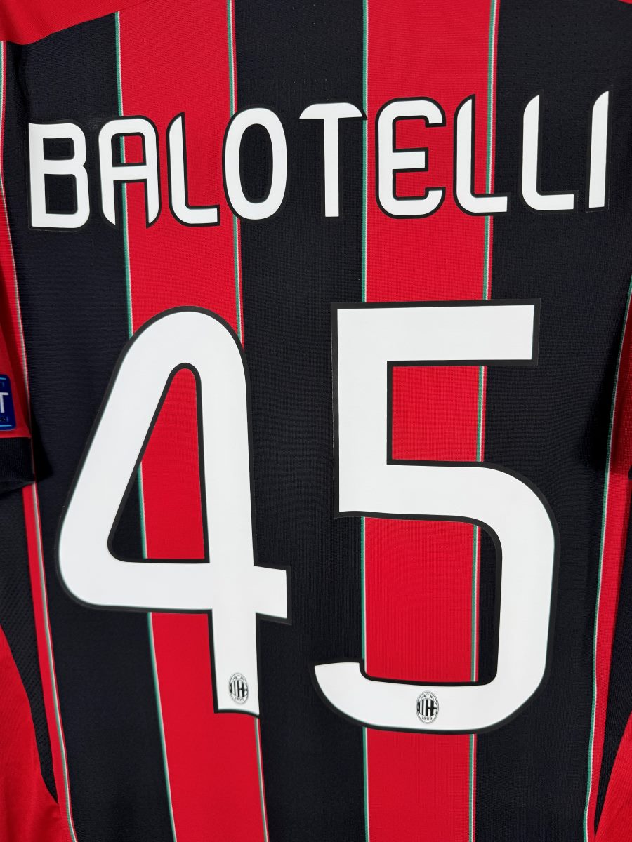 Détail flocage Balotelli 45 blanc avec logo du club sur les chiffres, maillot AC Milan 2012-2013