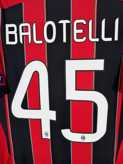 Détail flocage Balotelli 45 blanc avec logo du club sur les chiffres, maillot AC Milan 2012-2013