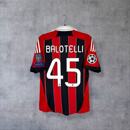 Maillot AC Milan 2012-2013 domicile rayé rouge et noir, dos floqué Balotelli 45 et patchs Ligue des champions