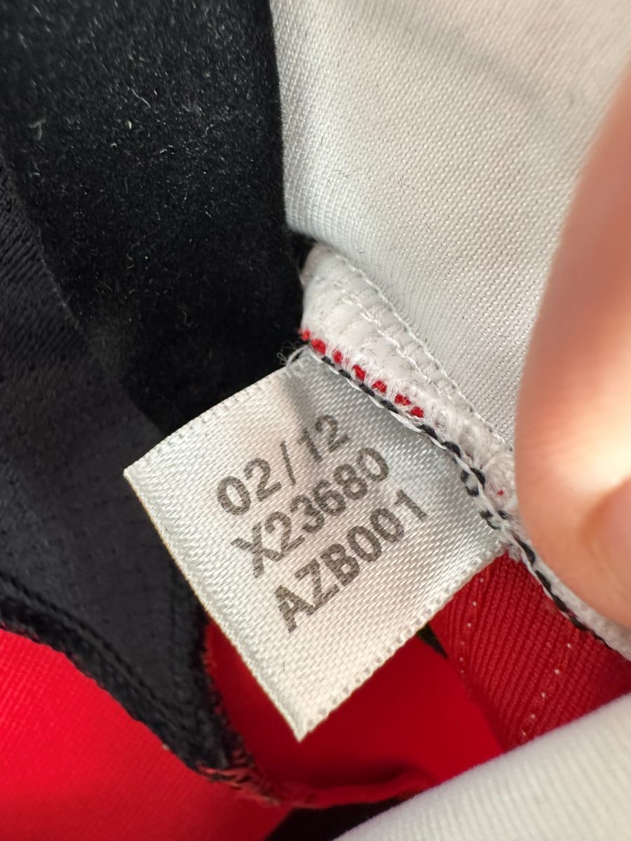 Étiquette Adidas X23680 datée 02/12, maillot AC Milan domicile 2012-2013 Balotelli