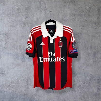Maillot AC Milan domicile 2012-2013 Adidas de face, col polo blanc et sponsor Fly Emirates