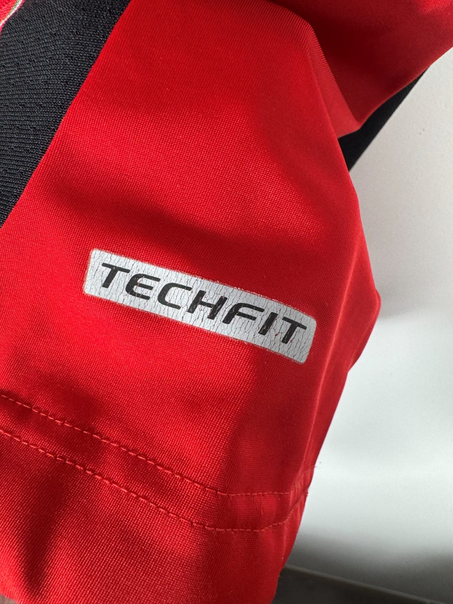 Marquage TECHFIT sur la manche du maillot AC Milan 2012-2013, preuve de la version joueur