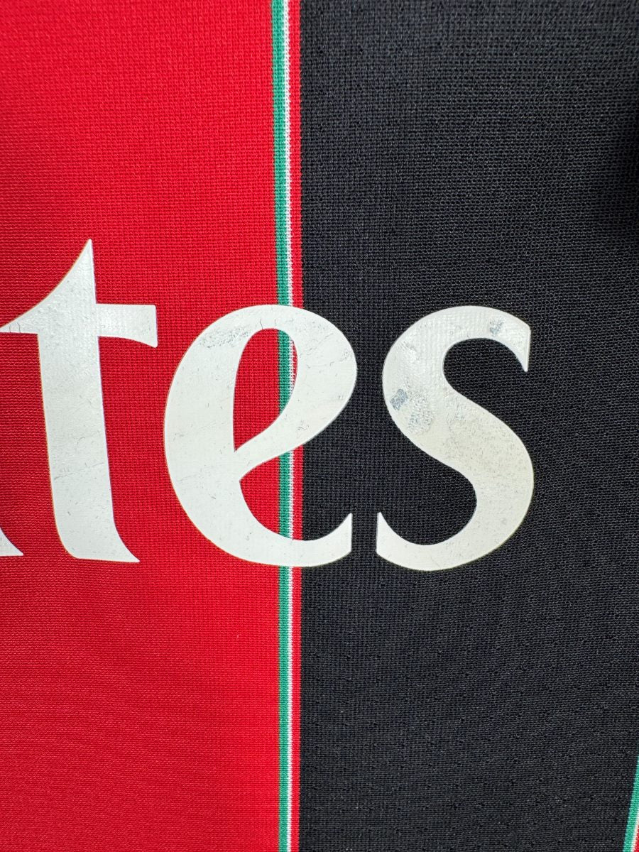 Micro usure sur les lettres du sponsor Fly Emirates, maillot AC Milan domicile 2012-2013