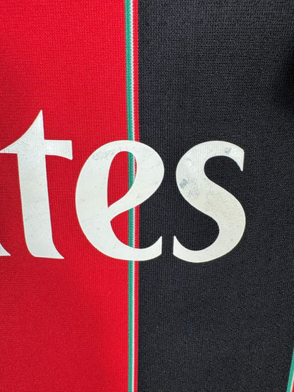 Micro usure sur les lettres du sponsor Fly Emirates, maillot AC Milan domicile 2012-2013