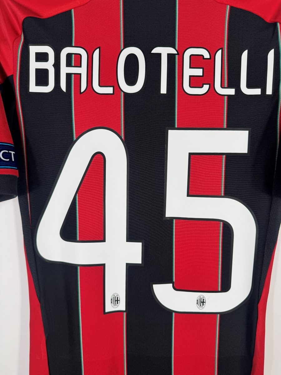 Détail du flocage BALOTELLI N°45 sur le maillot AC Milan domicile 2012-2013