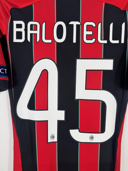Détail du flocage BALOTELLI N°45 sur le maillot AC Milan domicile 2012-2013
