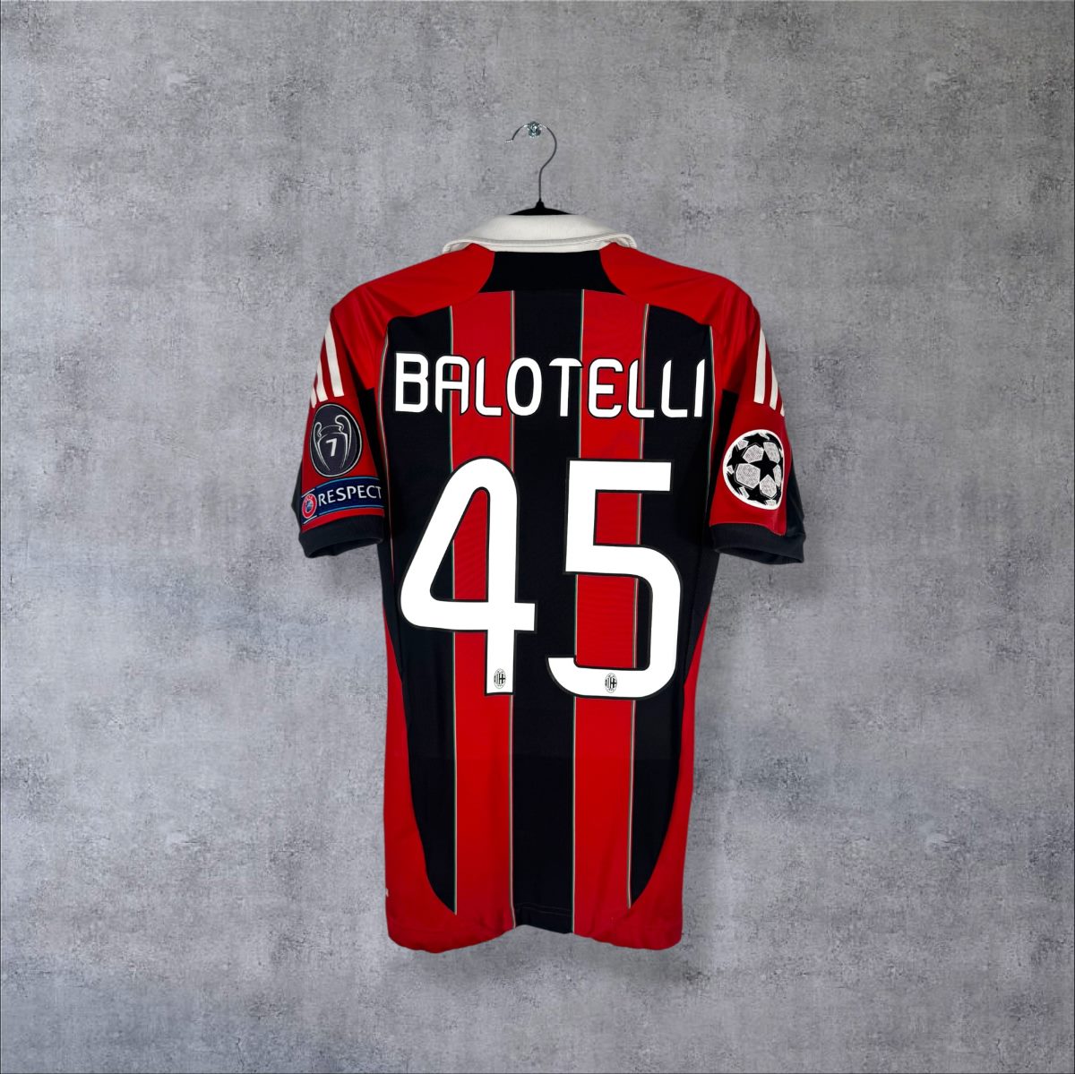 Dos du maillot AC Milan 2012-2013 domicile TechFit avec le flocage BALOTELLI N°45 et le Starball Champions League